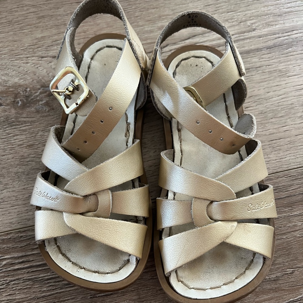 Toddler size 9 gold Saltwater sandals